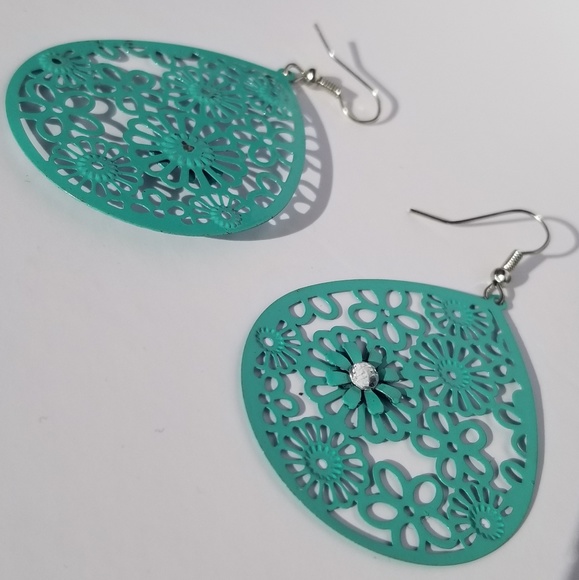 🆕️ 3/$18 Boho Chic Flower Dangle Fashion Earring - Picture 8 of 8